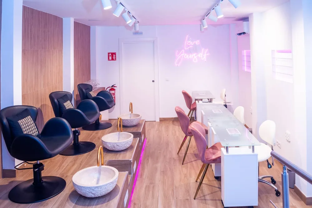 Local comercial reformado y en funcionamiento, con iluminación en carril y mobiliario instalado