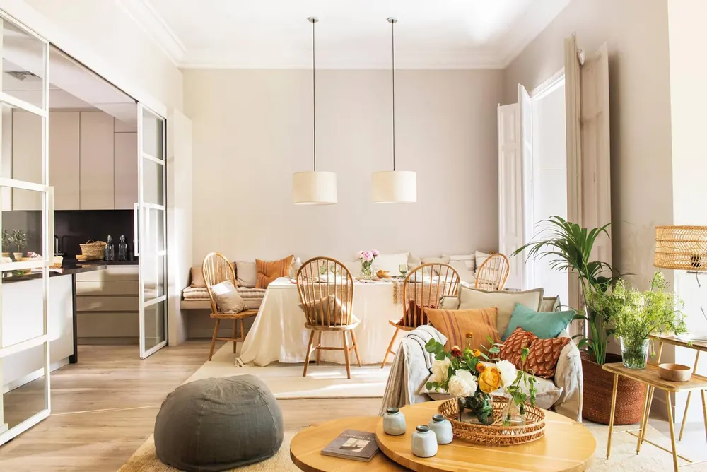 Salón comedor con cocina abierta tras una reforma integral de piso